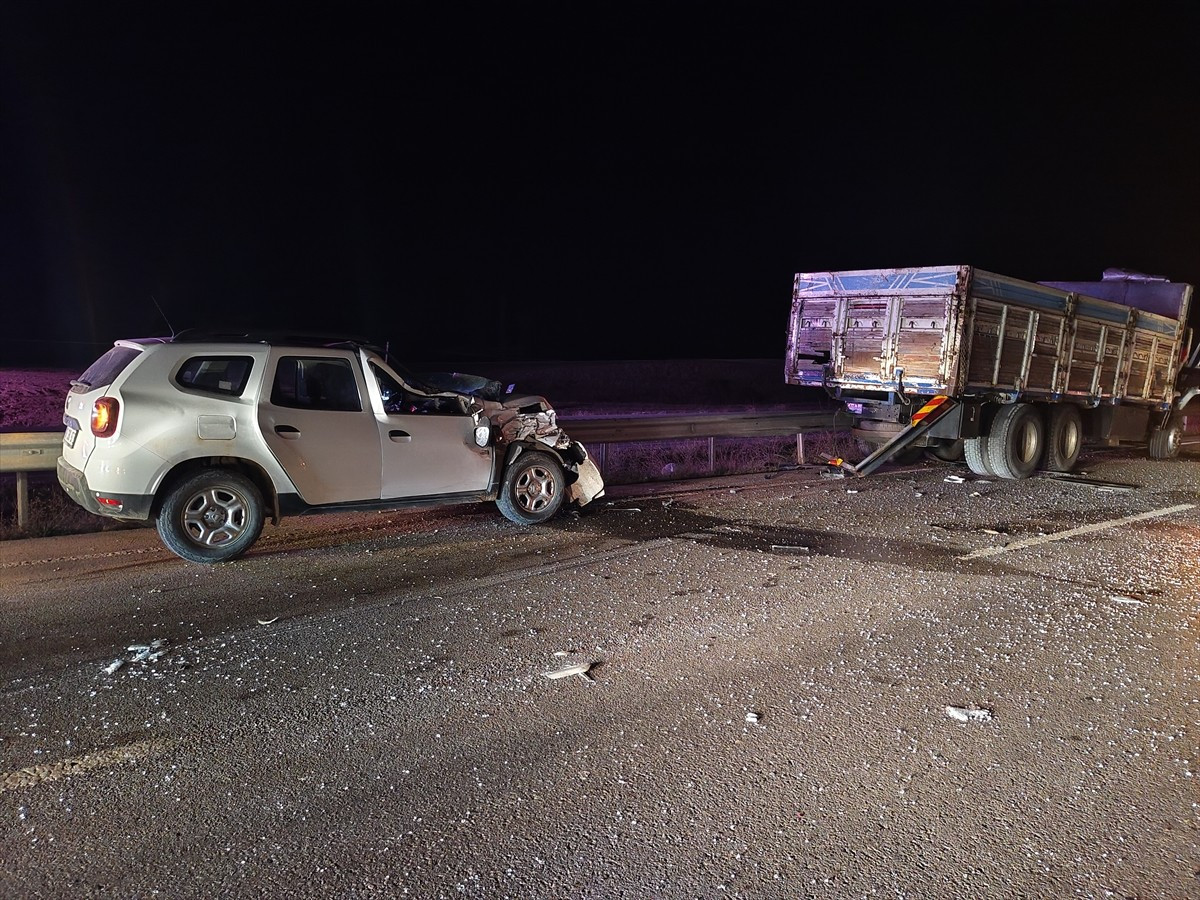 Çorum'un Sungurlu ilçesinde kamyon, kepçe ve 3 otomobilin çarpıştığı zincirleme kazada 3 kişi...