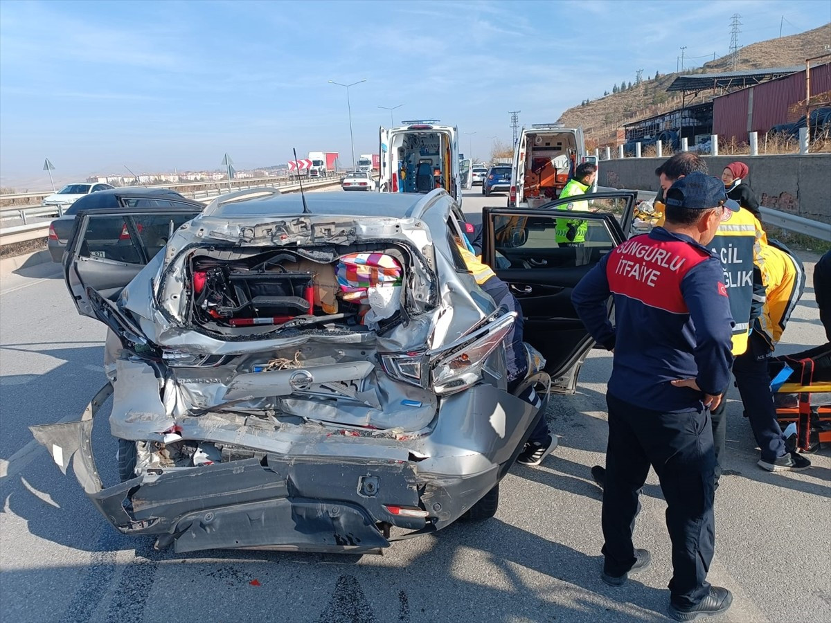 Çorum'un Sungurlu ilçesinde kamyonla cipin çarpışması sonucu 5 kişi yaralandı. Kaza yerine polis...