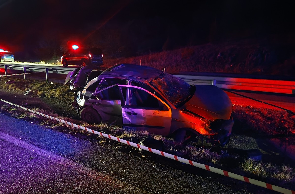 Çorum'un Sungurlu ilçesinde otomobilin devrilmesi sonucu 1 kişi öldü, 2 kişi yaralandı.