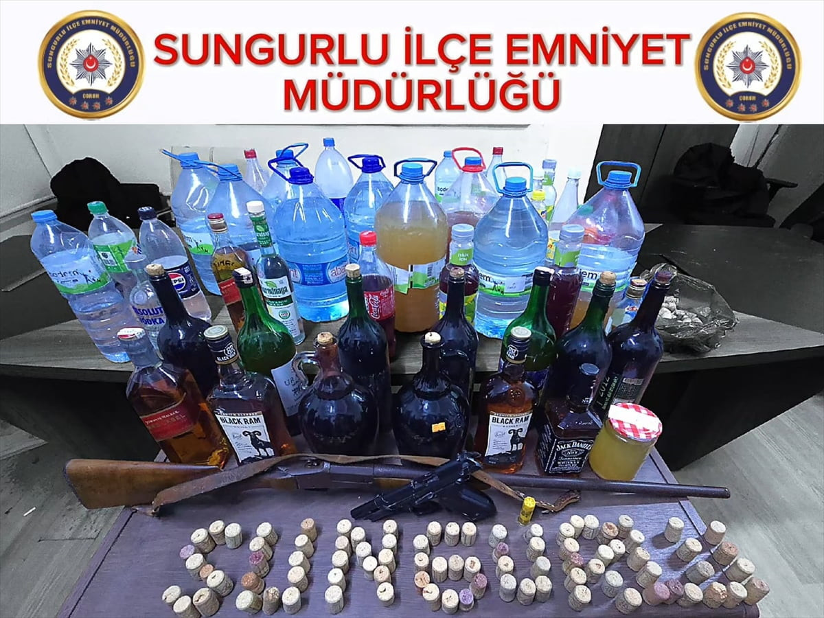 Çorum'un Sungurlu ilçesinde sahte içki ürettikleri iddiasıyla 3 kişi gözaltına alındı. Şüphelilere...