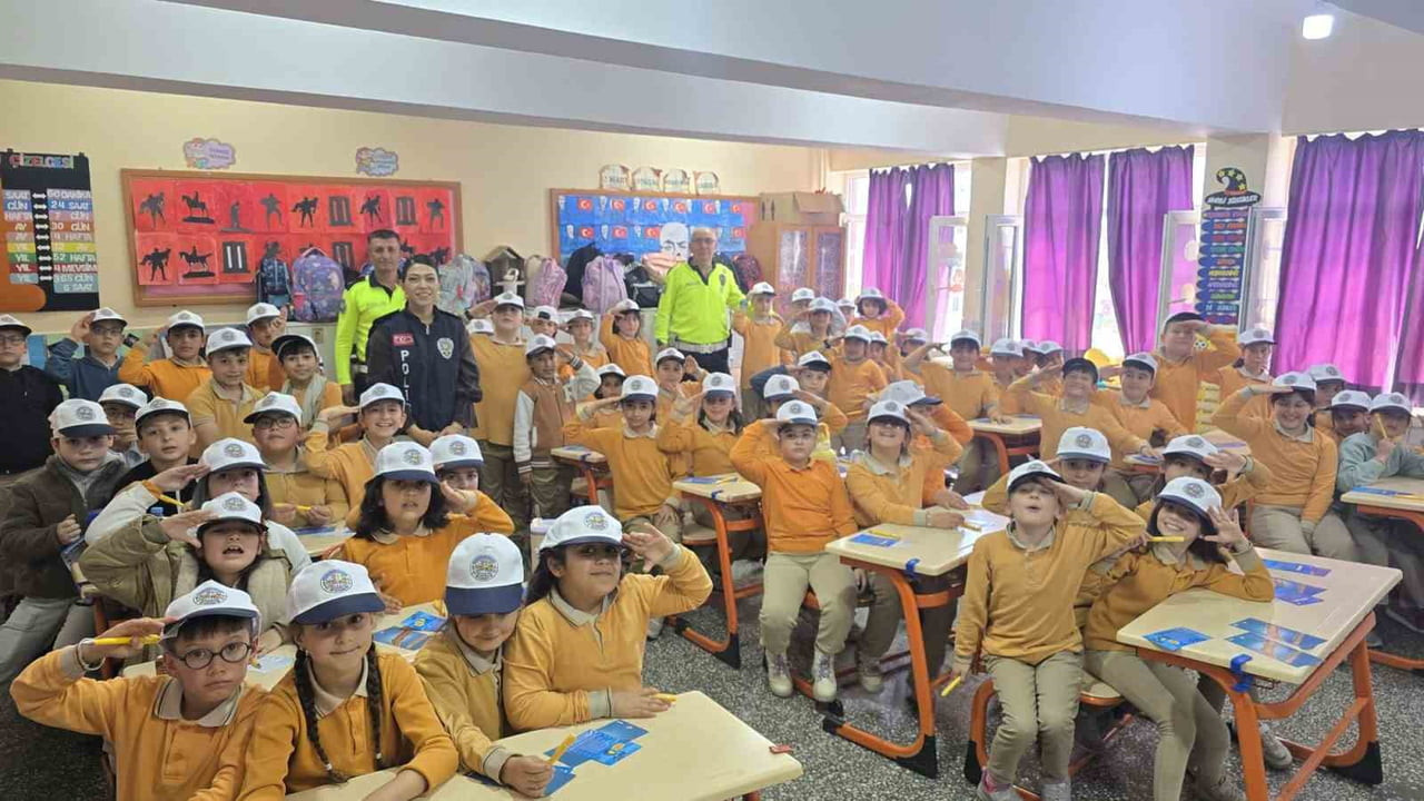 ÇORUM'UN SUNGURLU İLÇESİNDE TRAFİK HAFTASI ÇERÇEVESİNDE TRAFİK DENETLEME BÜRO AMİRLİĞİ EKİPLERİ...