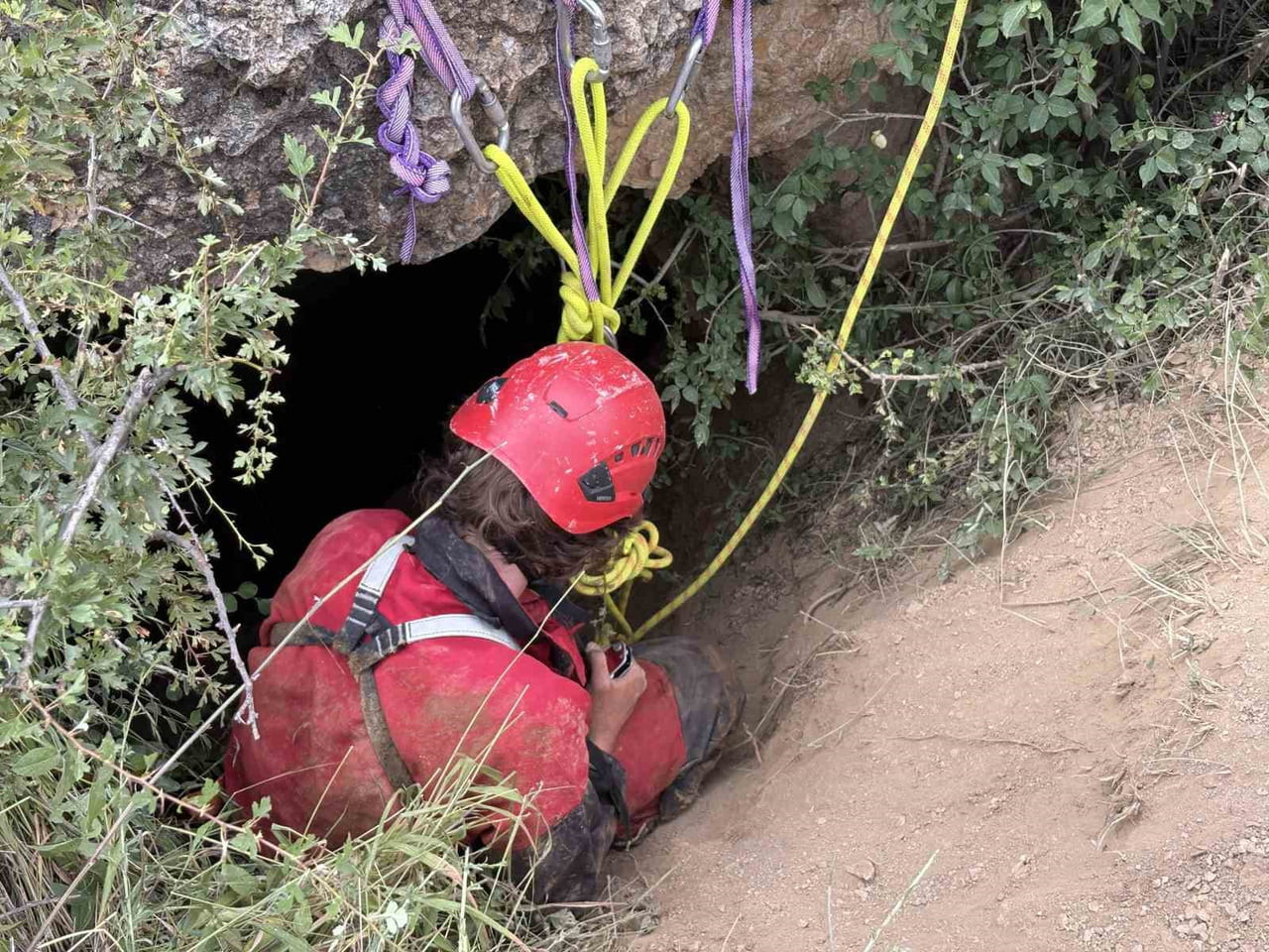 ÇORUM’DA ARKADAŞLARIYLA BİRLİKTE DEFİNE ARADIĞI MAĞARADA MAHSUR KALDIĞI İHBAR EDİLEN ŞAHSIN CANSIZ...