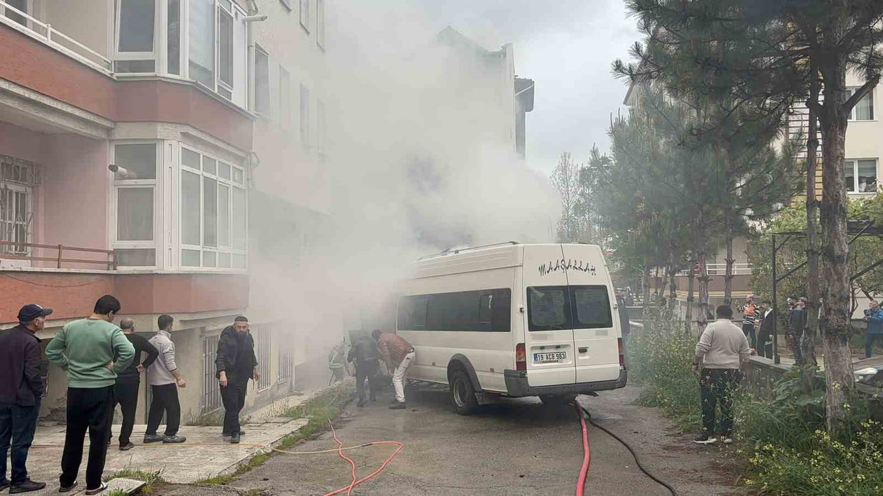 ÇORUM’DA BİR APARTMANIN BAHÇESİNDE BULUNAN KAMELYA ÇIKAN YANGIN, PARK HALİNDEKİ İKİ ARACA SIÇRADI....