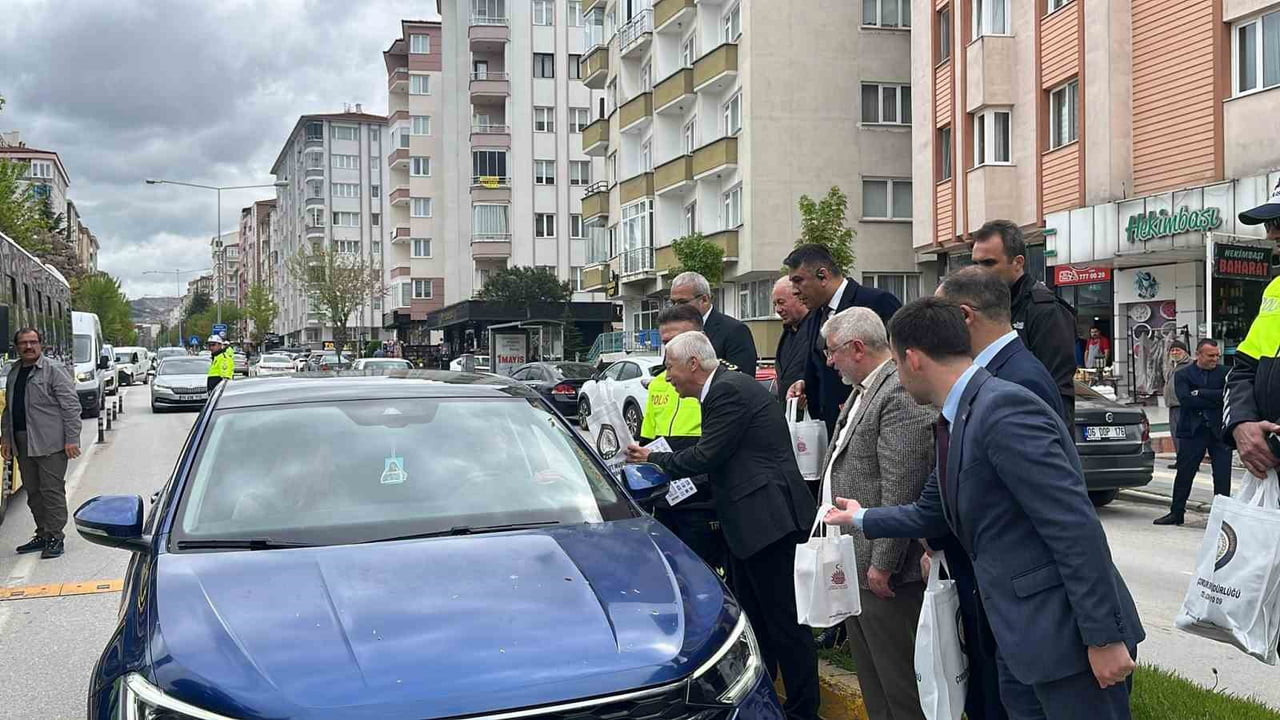 ÇORUM’DA BİR ORTAOKULDA TRAFİK HAFTASI KAPSAMINDA  TRAFİK KAZALARININ ÖNLENEBİLİR OLDUĞU VE...
