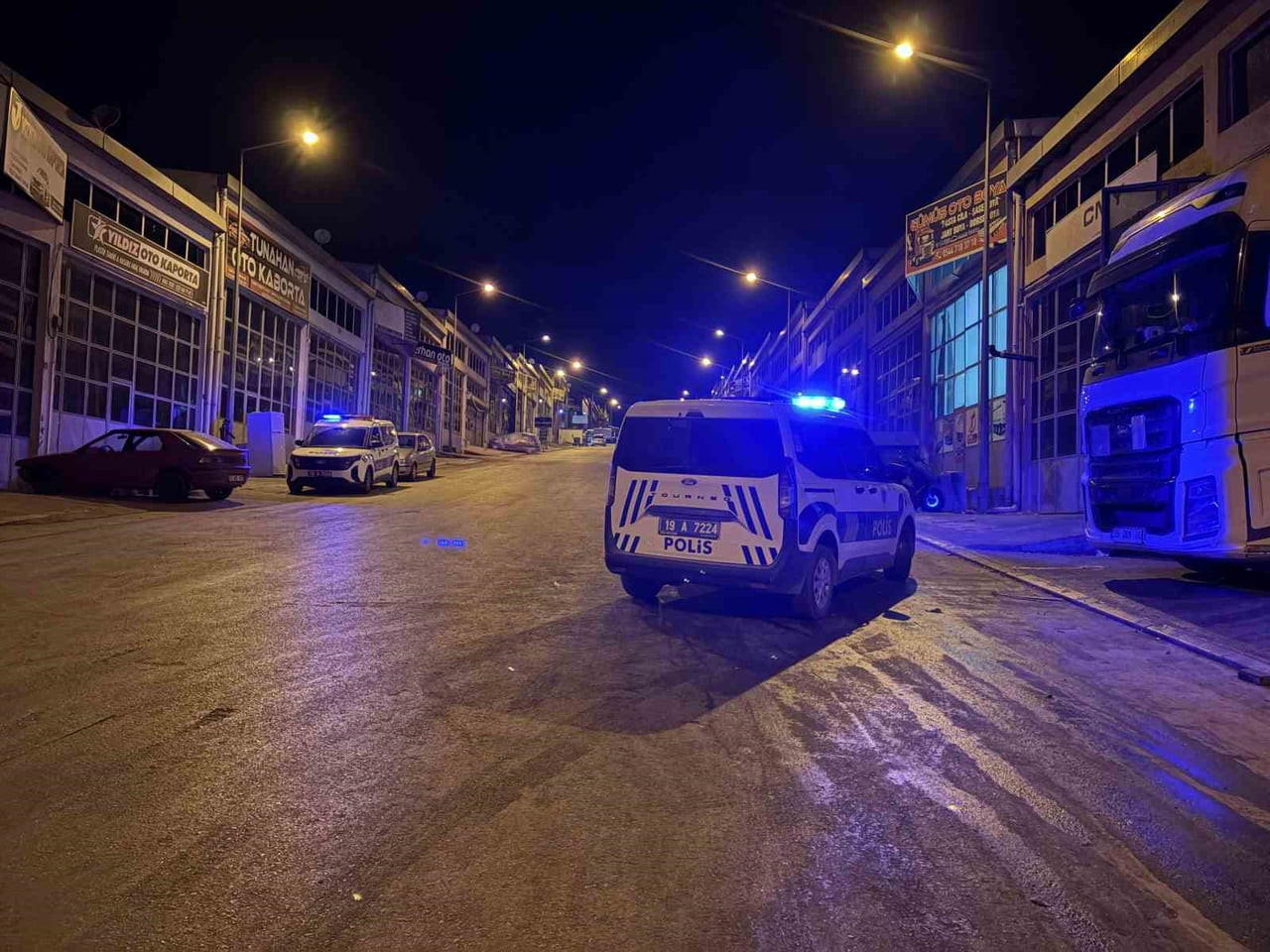 ÇORUM’DA ÇIKAN KAVGADA 2 KİŞİ BIÇAKLANDI. OLAYIN ARDINDAN KAÇAN ŞÜPHELİ YA DA ŞÜPHELİLERİN...