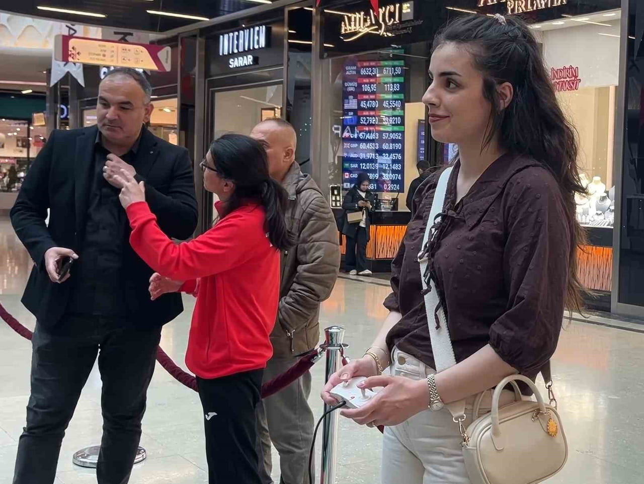 ÇORUM’DA DÜZENLENEN "DRON FUTBOLU" ORGANİZASYONUNDA ÖZELLİKLE ÇOCUKLAR VE GENÇLER, KAFESLİ SAHADA...