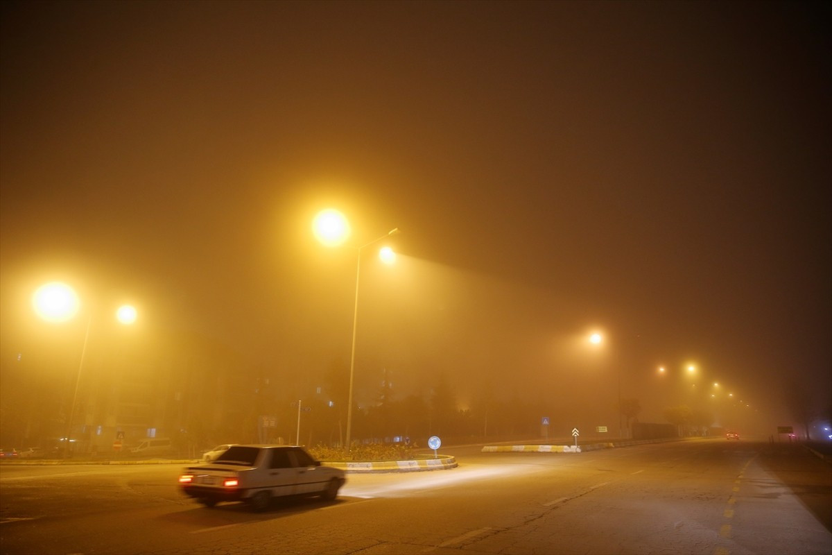 Çorum’da etkili olan sis görüş mesafesini düşürdü.