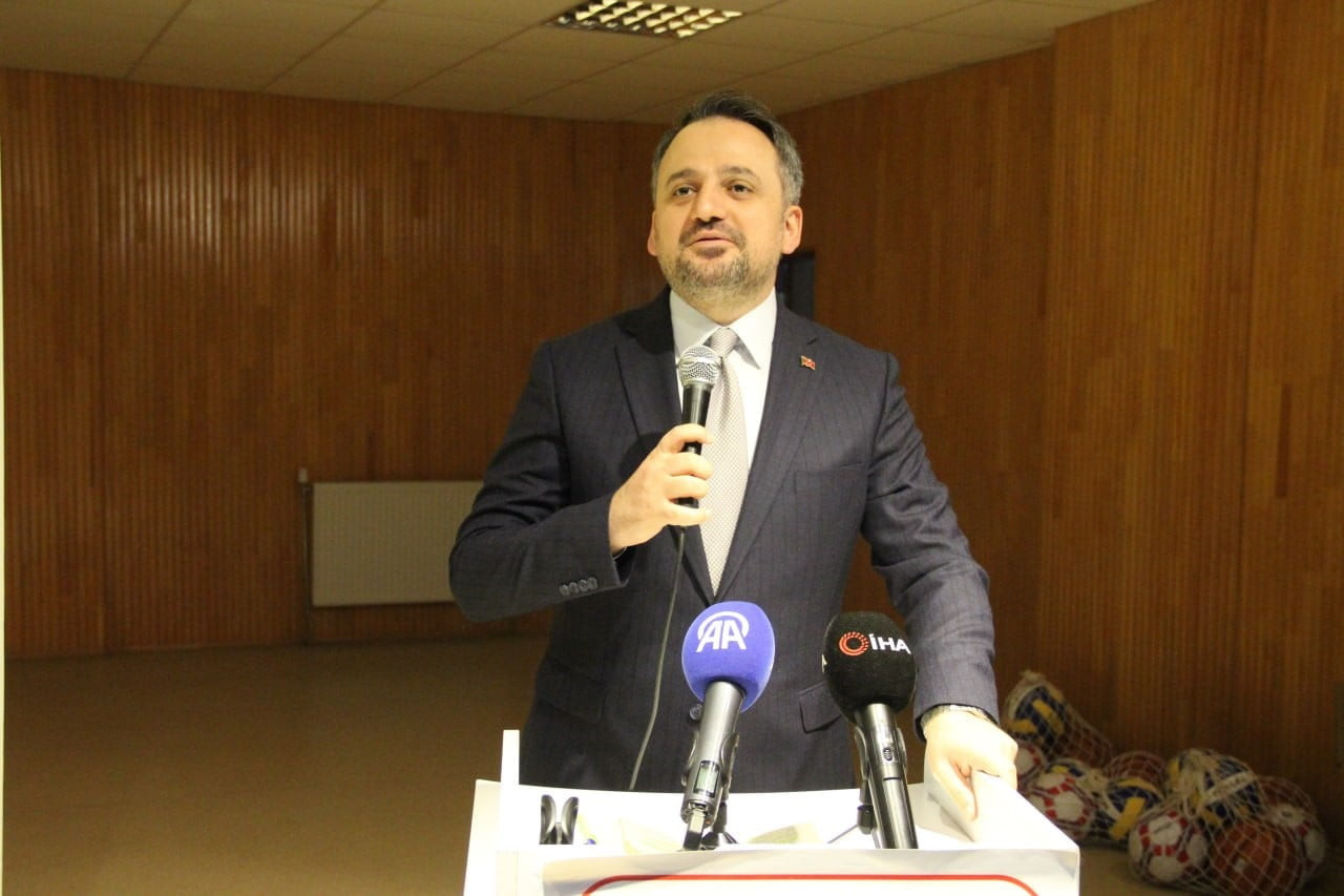 ÇORUM’DA GENÇLERLE BİR ARAYA GELEN GENÇLİK VE SPOR BAKAN YARDIMCISI DR. ENES EMİNOĞLU, TÜRKİYE’DE...