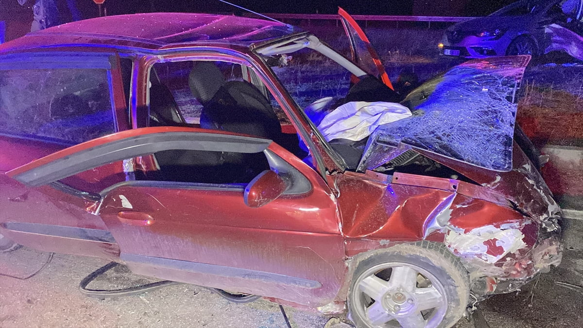 Çorum’da iki otomobilin çarpışması sonucu 8 kişi yaralandı.