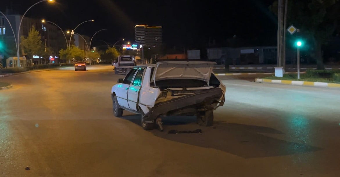 ÇORUM’DA KIRMIZI IŞIKTA BEKLEYEN OTOMOBİLE ARKADAN ÇARPAN ARACIN SÜRÜCÜSÜ, OTOMOBİLİ OLAY YERİNDE...