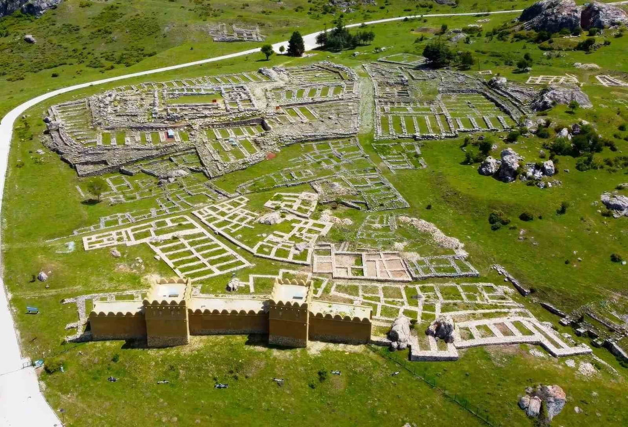 ÇORUM’DA UNESCO DÜNYA MİRASI LİSTESİ’NDE YER ALAN HATTUŞA’NIN 7 BİN YILLIK TARİHİ...
