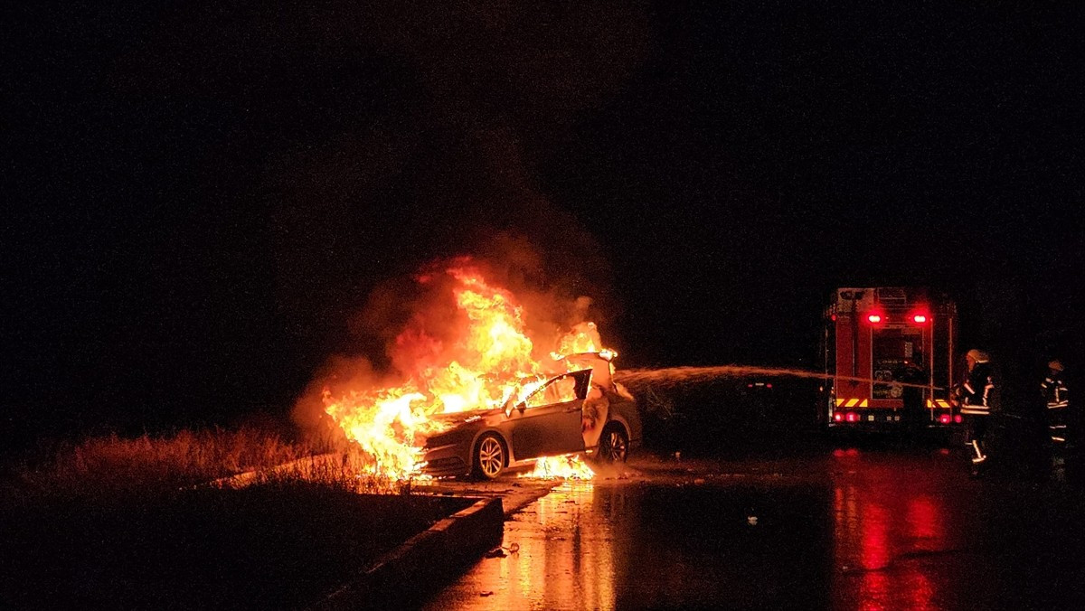 Çorum’da yanan araç kullanılamaz hale geldi.