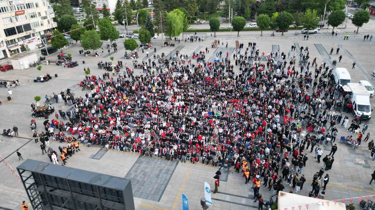 ÇORUM’DA YÜZLERCE VATANDAŞLAR, A MİLLİ FUTBOL TAKIMI'NIN 2026 DÜNYA KUPASI'NDAKİ İLK MAÇINI DEV...