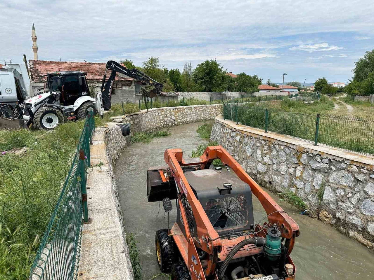 ÇORUM’UN ALACA İLÇESİNDE ETKİLİ OLAN YOĞUN YAĞIŞLARIN ARDINDAN ALACA DERESİ’NDE MEYDANA GELEN...