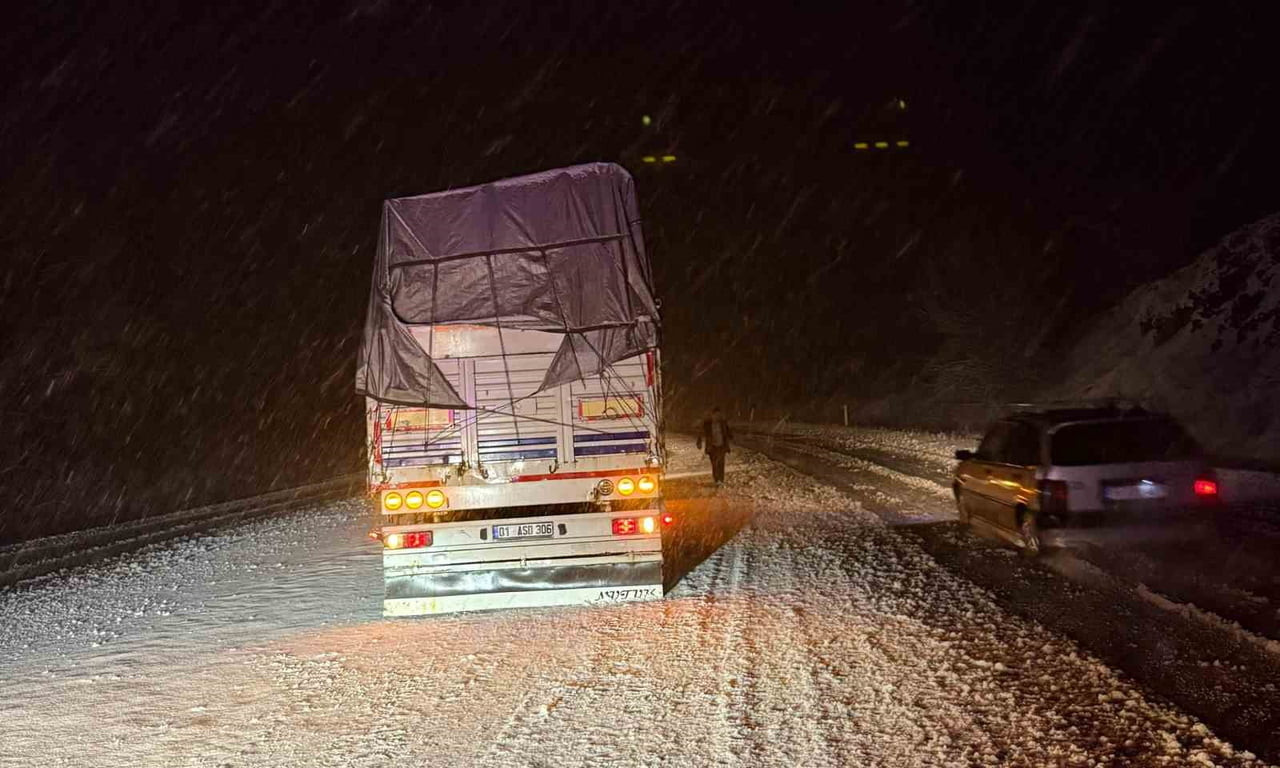 ÇORUM’UN ALACA İLÇESİNDE KAR YAĞIŞI ETKİLİ OLUYOR.