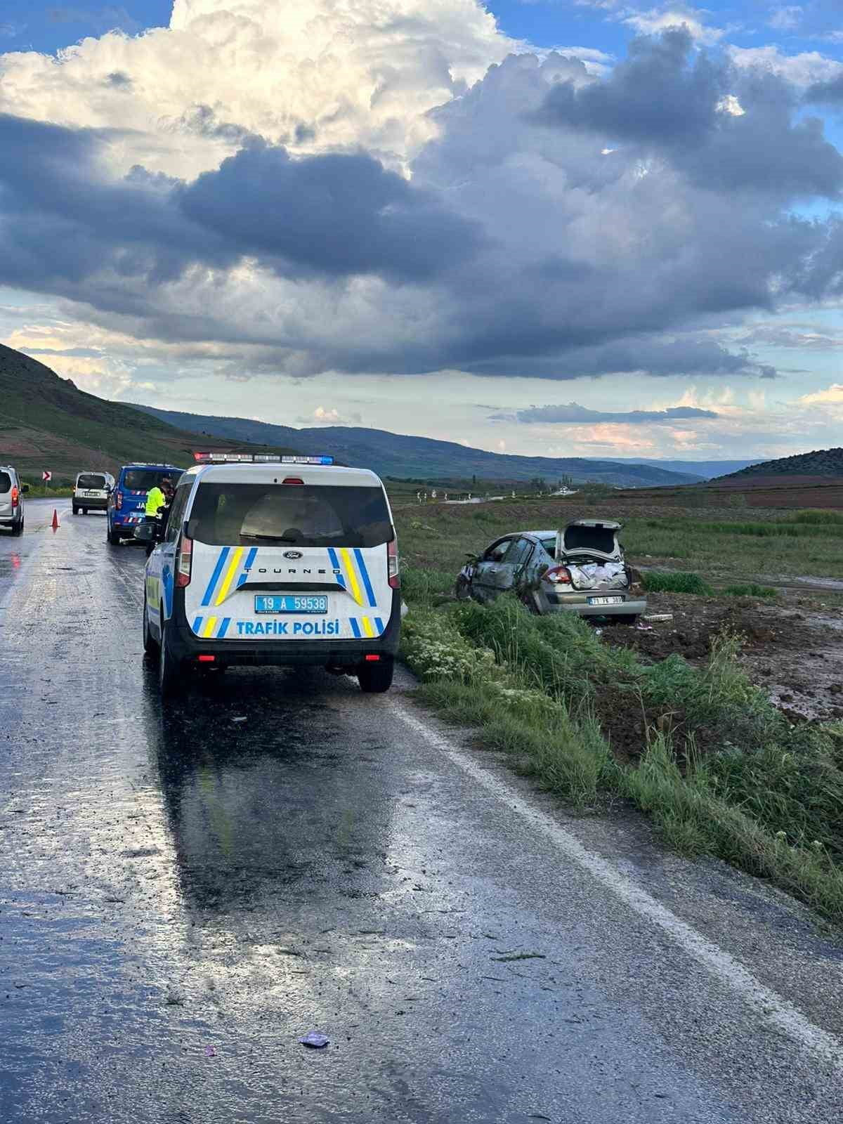 ÇORUM’UN ALACA İLÇESİNDE, YAĞIŞLI HAVA NEDENİYLE KAYGANLAŞAN YOLDA SÜRÜCÜSÜNÜN DİREKSİYON...