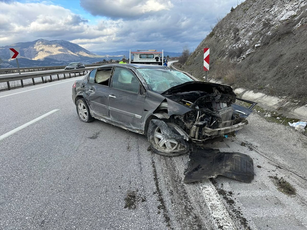Çorum’un Kargı ilçesinde refüje çarpan otomobildeki 5 kişi yaralandı.