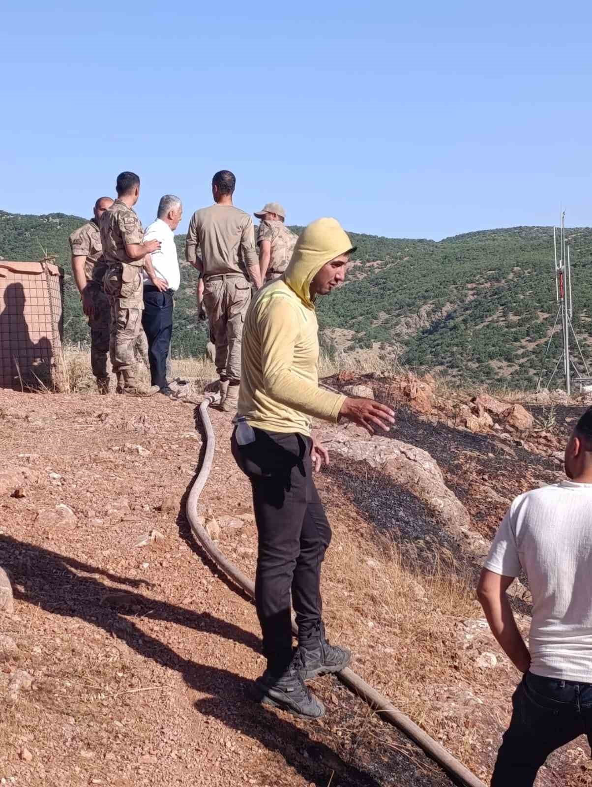 ÇUKURCA KÖYÜ YAKINLARINDA ÇIKAN YANGIN, EKİPLERİN VE VATANDAŞLARIN MÜDAHALESİYLE KONTROL ALTINA...