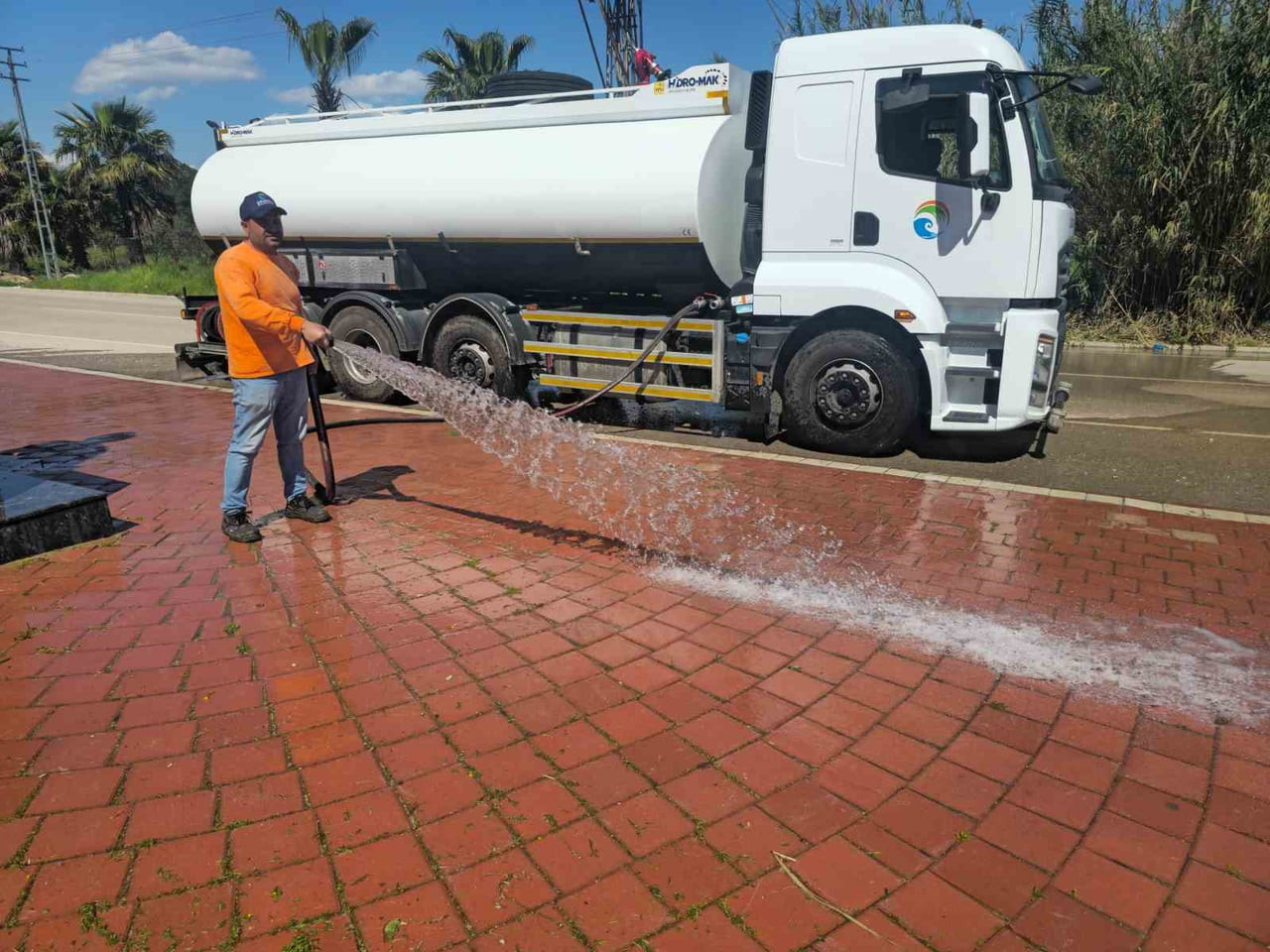 ÇUKUROVA BELEDİYESİ PARK VE BAHÇELER MÜDÜRLÜĞÜ EKİPLERİ, İLÇE GENELİNDE YEŞİL ALANLARIN BAKIM...