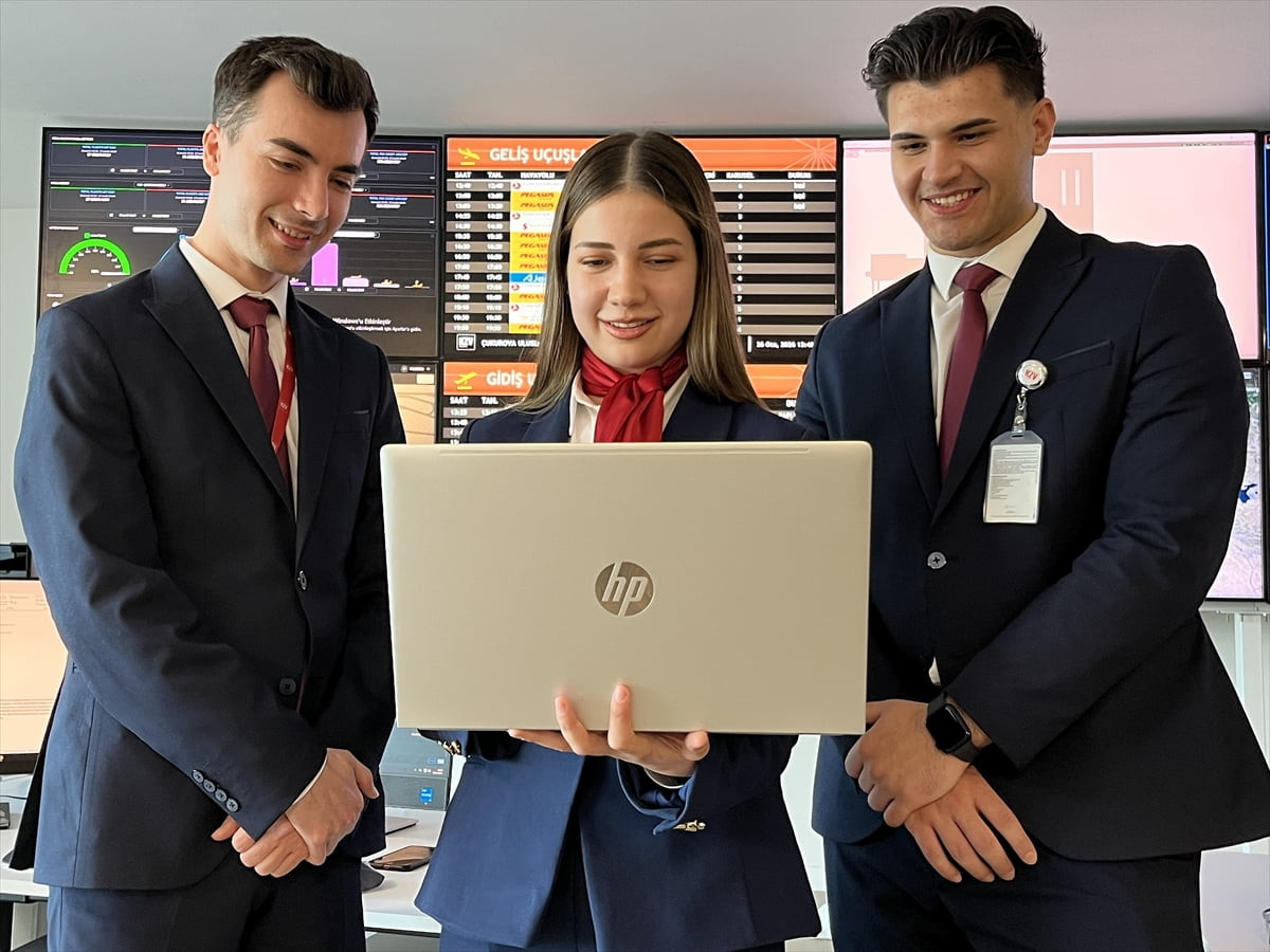 Çukurova Uluslararası Havalimanı çalışanları, Anadolu Ajansının (AA) gözünden 2025'e damga vuran...