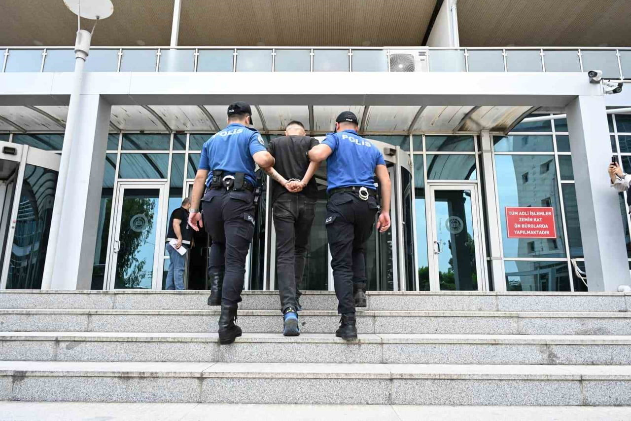 ÇUKUROVA ULUSLARARASI HAVALİMANI'NA İNİŞ YAPAN UÇAKTAKİ YOLCULAR ARASINDA BULUNAN VE ULUSLARARASI...