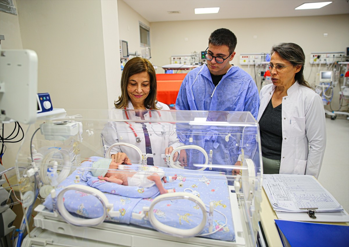 Çukurova Üniversitesi (ÇÜ) Balcalı Hastanesi Yenidoğan Yoğun Bakım Ünitesi'nde görevli Prof. Dr....