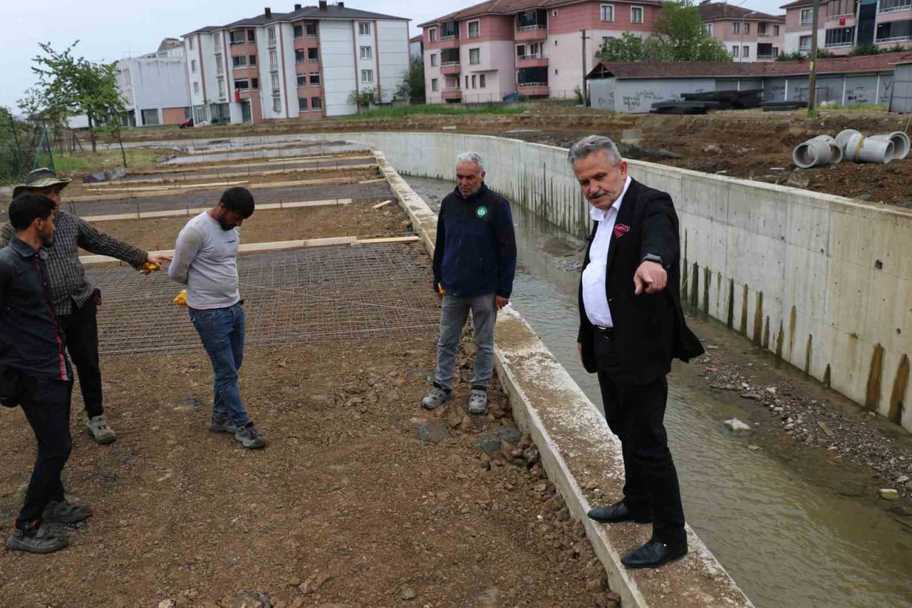 CUMAYERİ BELEDİYE BAŞKANI MUSTAFA KOLOĞLU, MERKEZDEN GEÇEN DERE ÜZERİNDE DEVAM EDEN ISLAH...