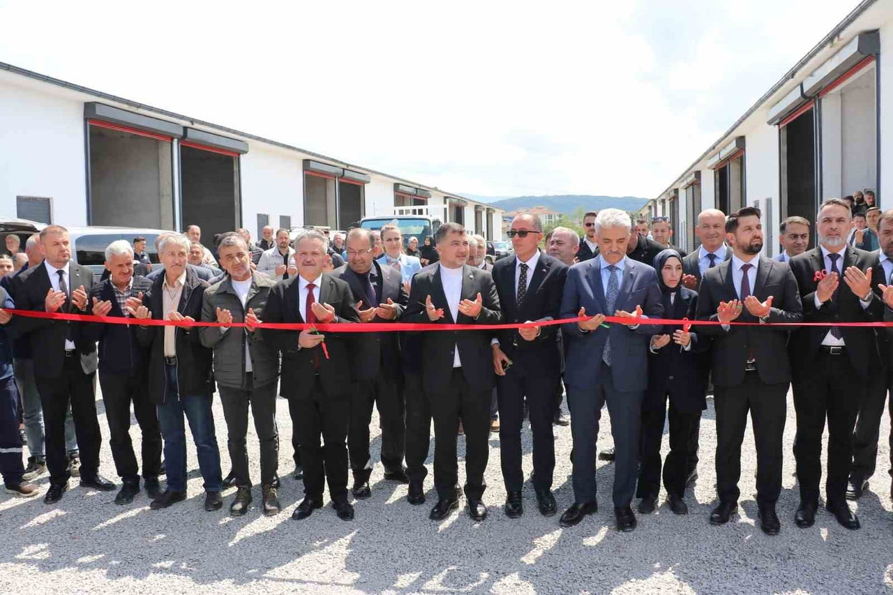 CUMAYERİ BELEDİYESİ’NİN ÖNCÜLÜĞÜNDE HAYATA GEÇİRİLEN, İLÇENİN EKONOMİK VE TİCARİ HAYATINA ÇAĞ...