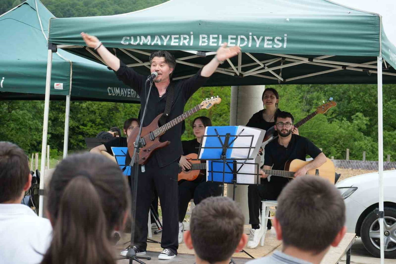 CUMAYERİ’NDE DÜZENLENEN HIDIRELLEZ ŞENLİĞİ’NDE VATANDAŞLAR MÜZİK, HALK OYUNLARI VE GELENEKSEL...