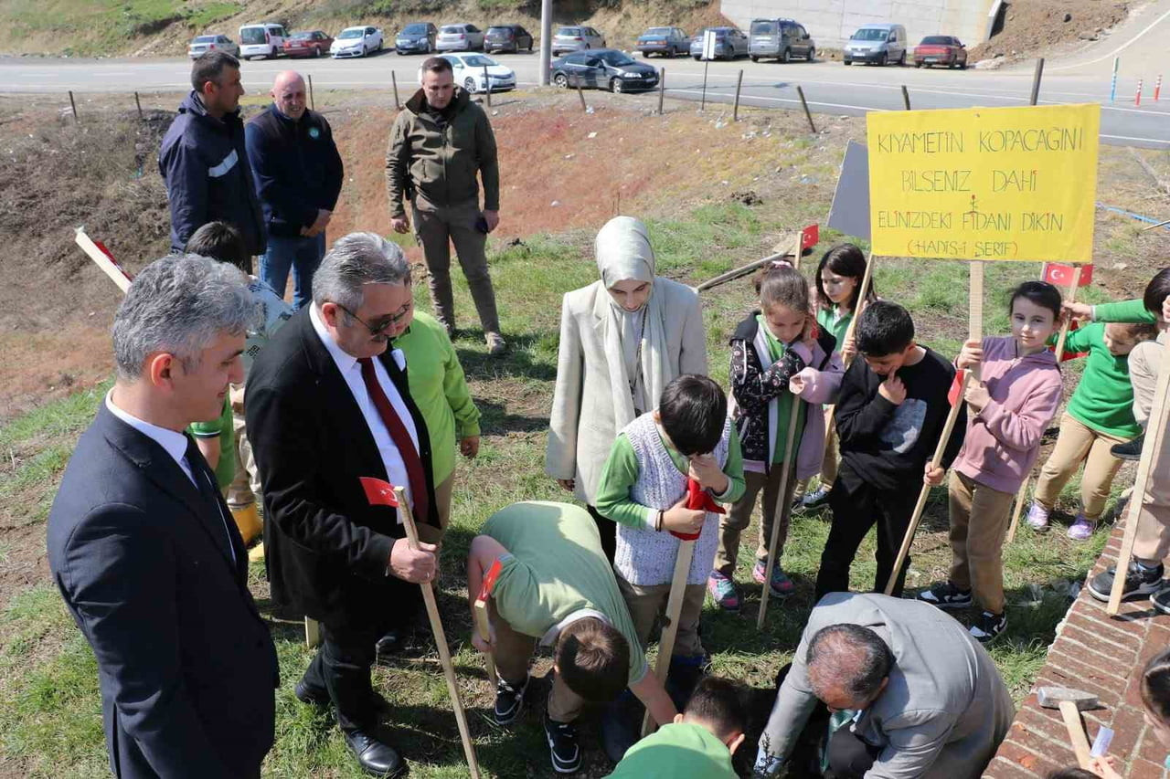 CUMAYERİ’NDE ORMAN HAFTASI’NA ÖZEL FİDAN DİKİMİ ETKİNLİĞİ DÜZENLENDİ. KAYMAKAM ŞEYMA ŞENDUR VE...