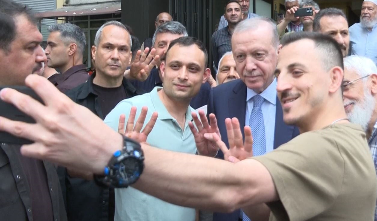 CUMHURBAŞKANI ERDOĞAN BEYOĞLU’NDA VATANDAŞLARLA BULUŞTU