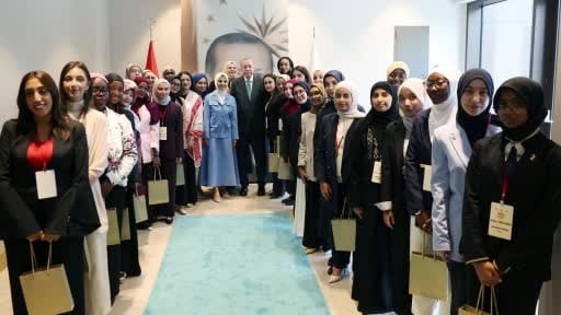 Cumhurbaşkanı Erdoğan, Genç Müslüman Kadınlar Liderlik Programı'na katılanları kabul etti