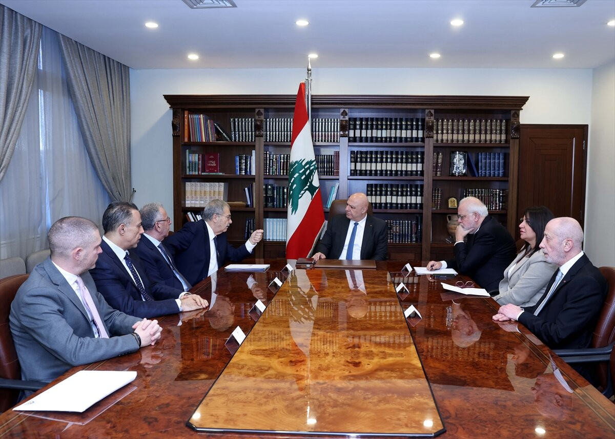 Cumhurbaşkanı Joseph Avn (ortadaI, başkent Beyrut'un doğusundaki Baabda Cumhurbaşkanlığı...