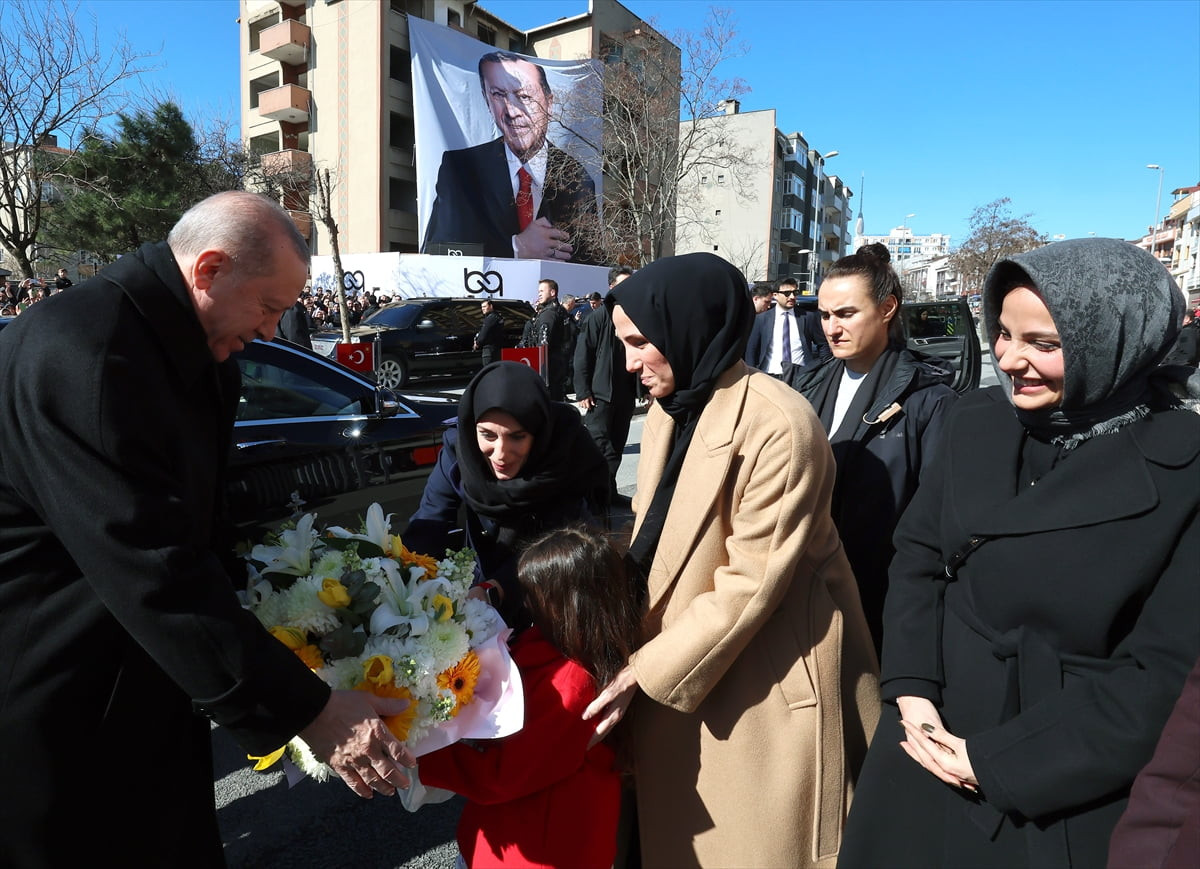 Cumhurbaşkanı Recep Tayyip Erdoğan, cuma namazını Ataşehir'deki Örnek Mahallesi Merkez Camisi'nde...