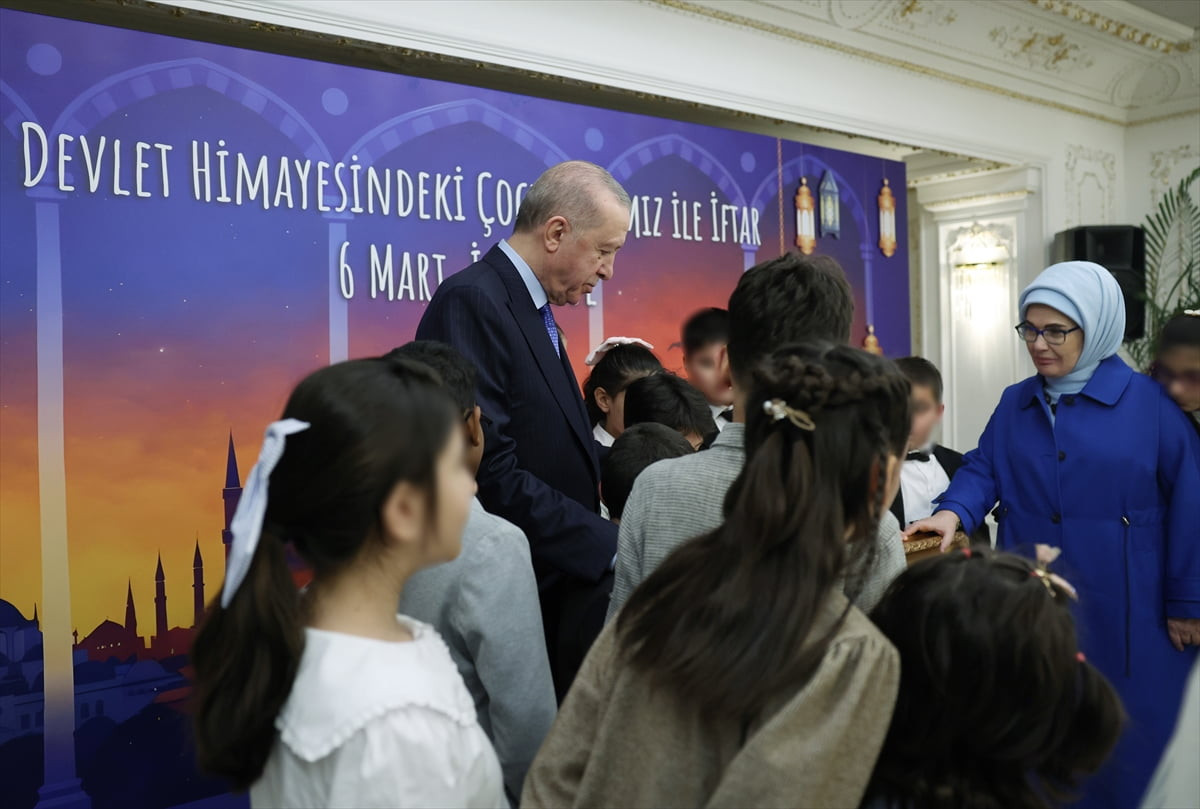 Cumhurbaşkanı Recep Tayyip Erdoğan, devlet himayesindeki çocuklarla iftar programında bir araya...