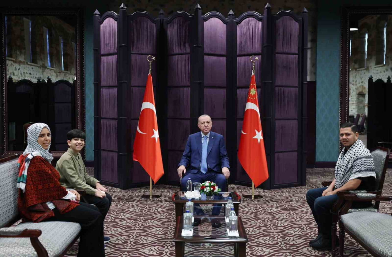 CUMHURBAŞKANI RECEP TAYYİP ERDOĞAN, GAZZE DRAMINI ANLATAN VİDEOLARIYLA TANINAN 11 YAŞINDAKİ...