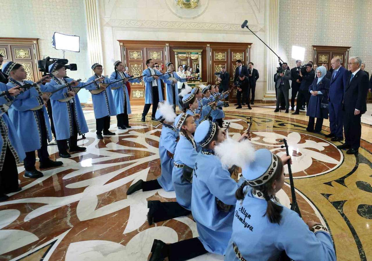 CUMHURBAŞKANI RECEP TAYYİP ERDOĞAN, KAZAKİSTAN ZİYARETİ SIRASINDA ÇOCUKLAR TARAFINDAN DOMBRA...