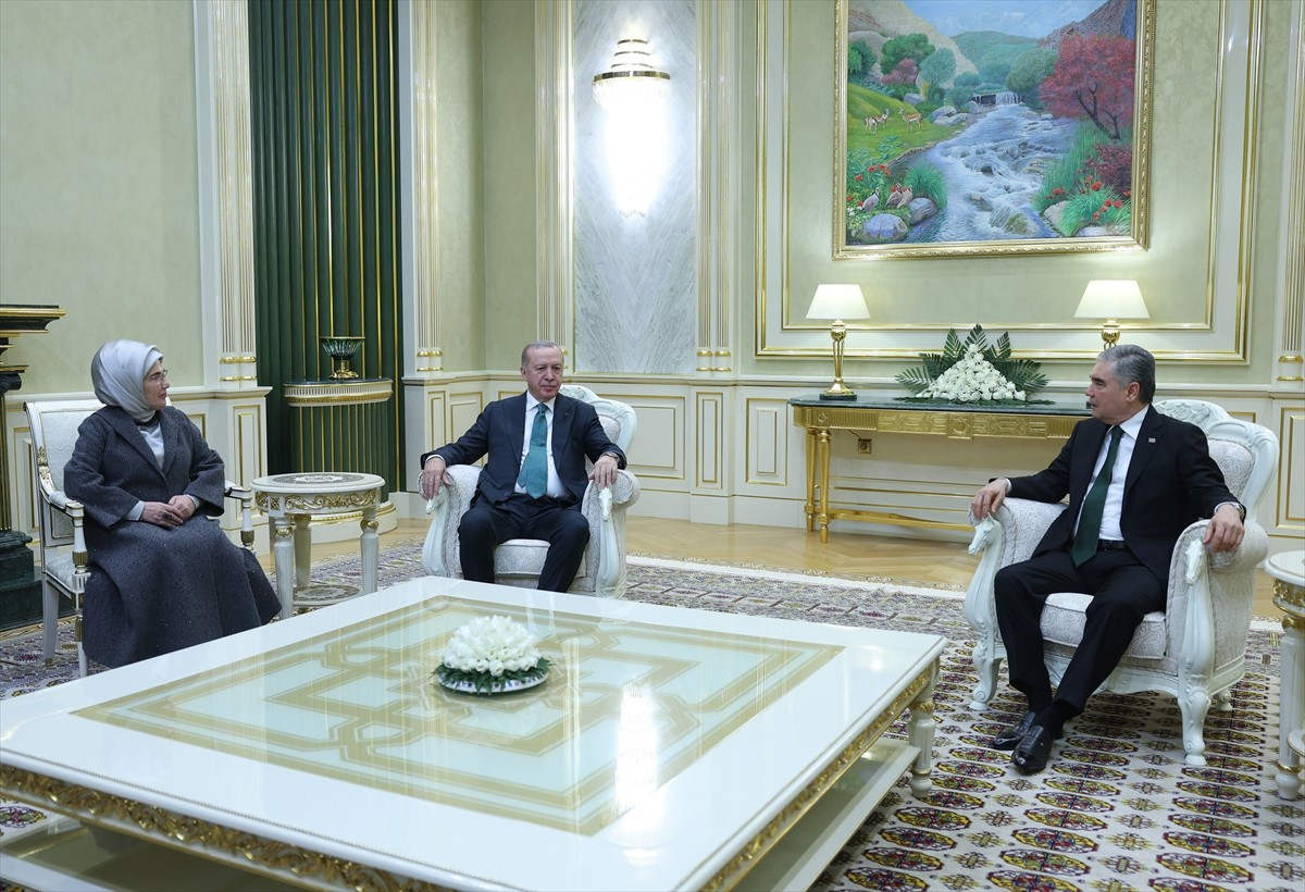 Cumhurbaşkanı Recep Tayyip Erdoğan (ortada) ve eşi Emine Erdoğan (solda), Türkmenistan'ın başkenti...