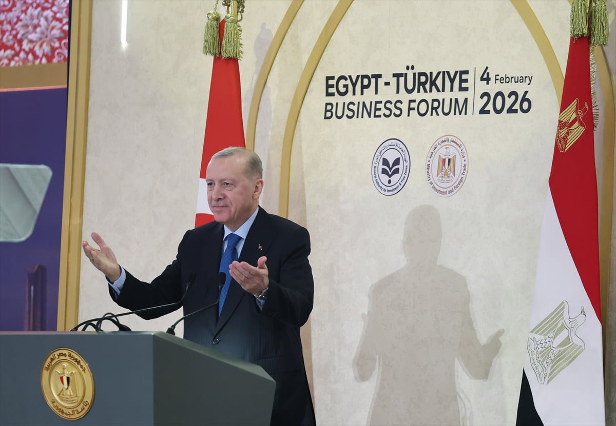 Cumhurbaşkanı Recep Tayyip Erdoğan, resmi ziyaret için geldiği Mısır'ın başkenti Kahire'de bir...