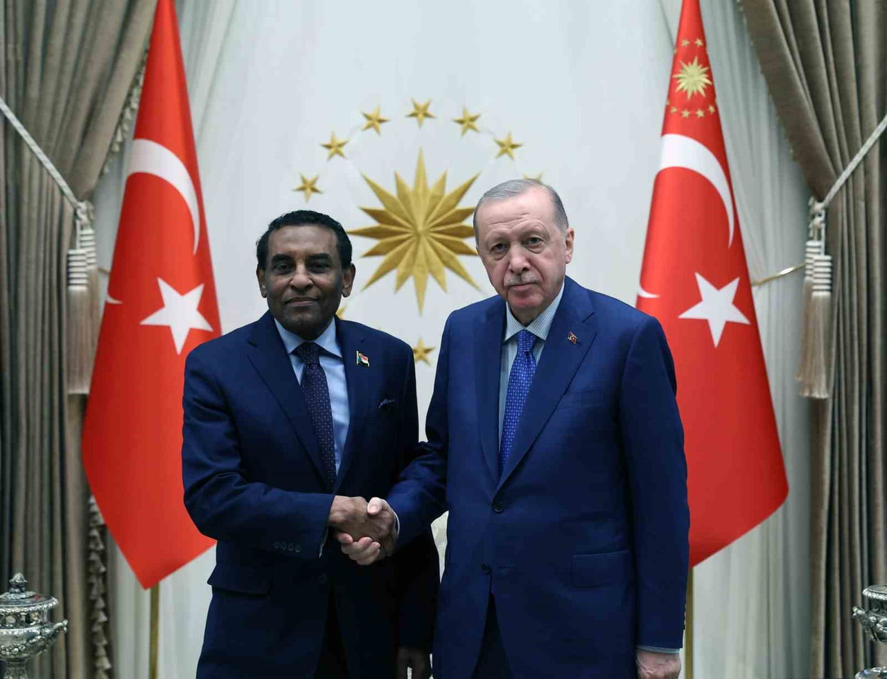 CUMHURBAŞKANI RECEP TAYYİP ERDOĞAN, SUDAN BAŞBAKANI KAMİL İDRİS’İ KABUL ETTİ.