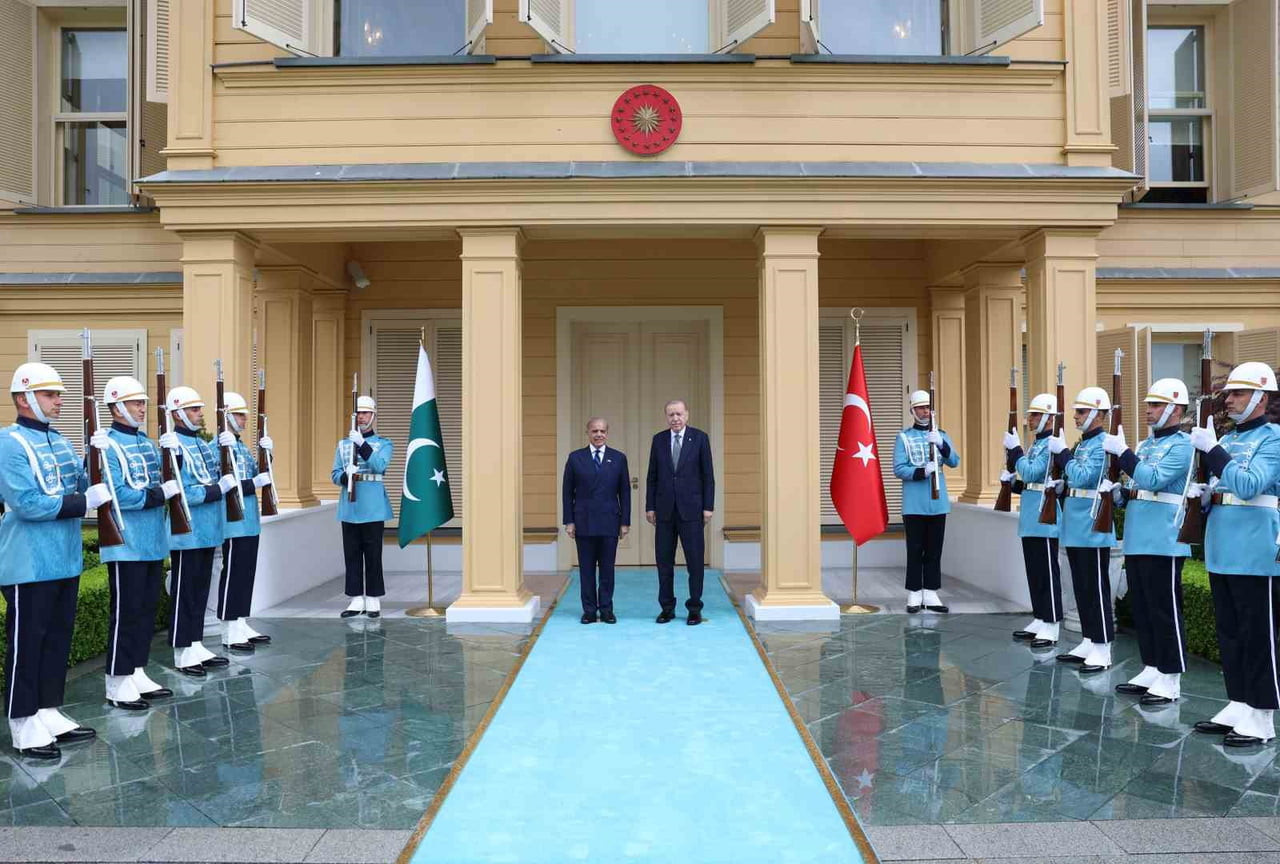 CUMHURBAŞKANI RECEP TAYYİP ERDOĞAN, TÜRKİYE’YE ZİYARETTE BULUNAN PAKİSTAN BAŞBAKANI ŞAHBAZ ŞERİF’İ...
