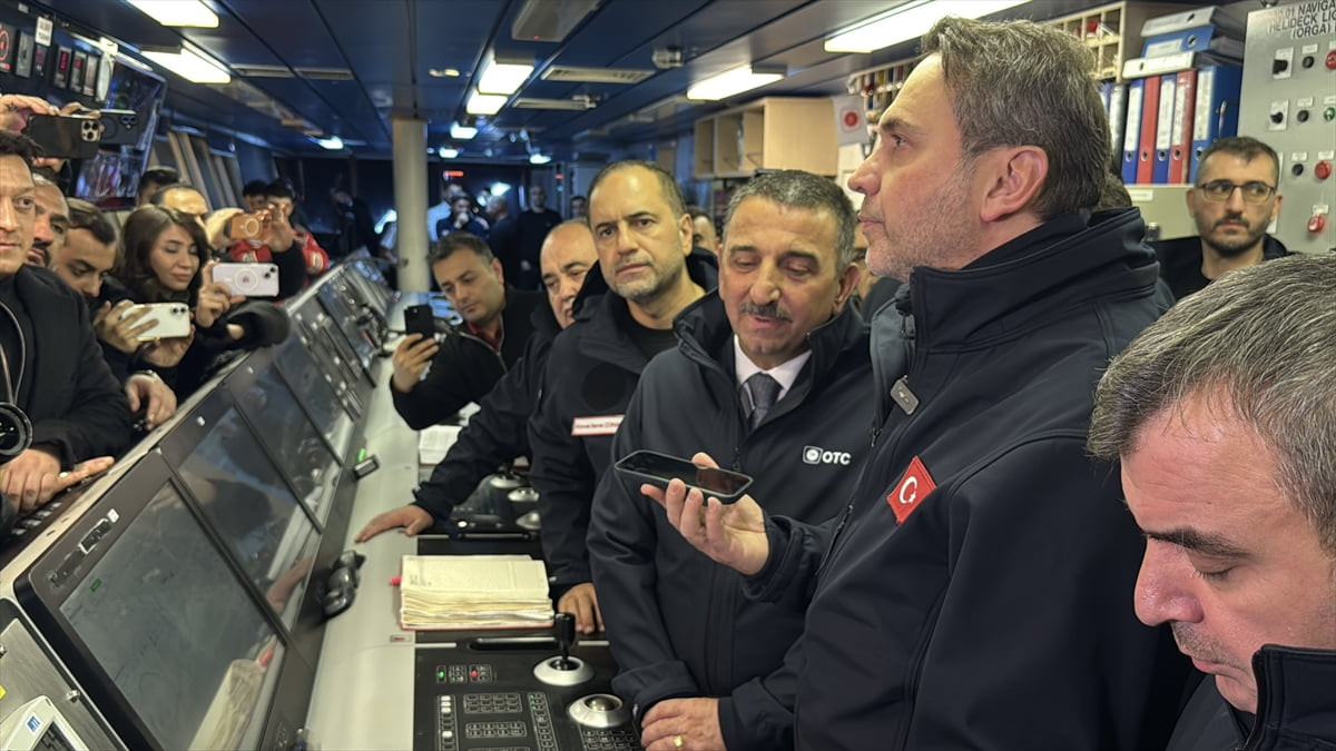 Cumhurbaşkanı Recep Tayyip Erdoğan, Yavuz Sondaj Gemisi'ne telefonla bağlanarak çalışanların yeni...