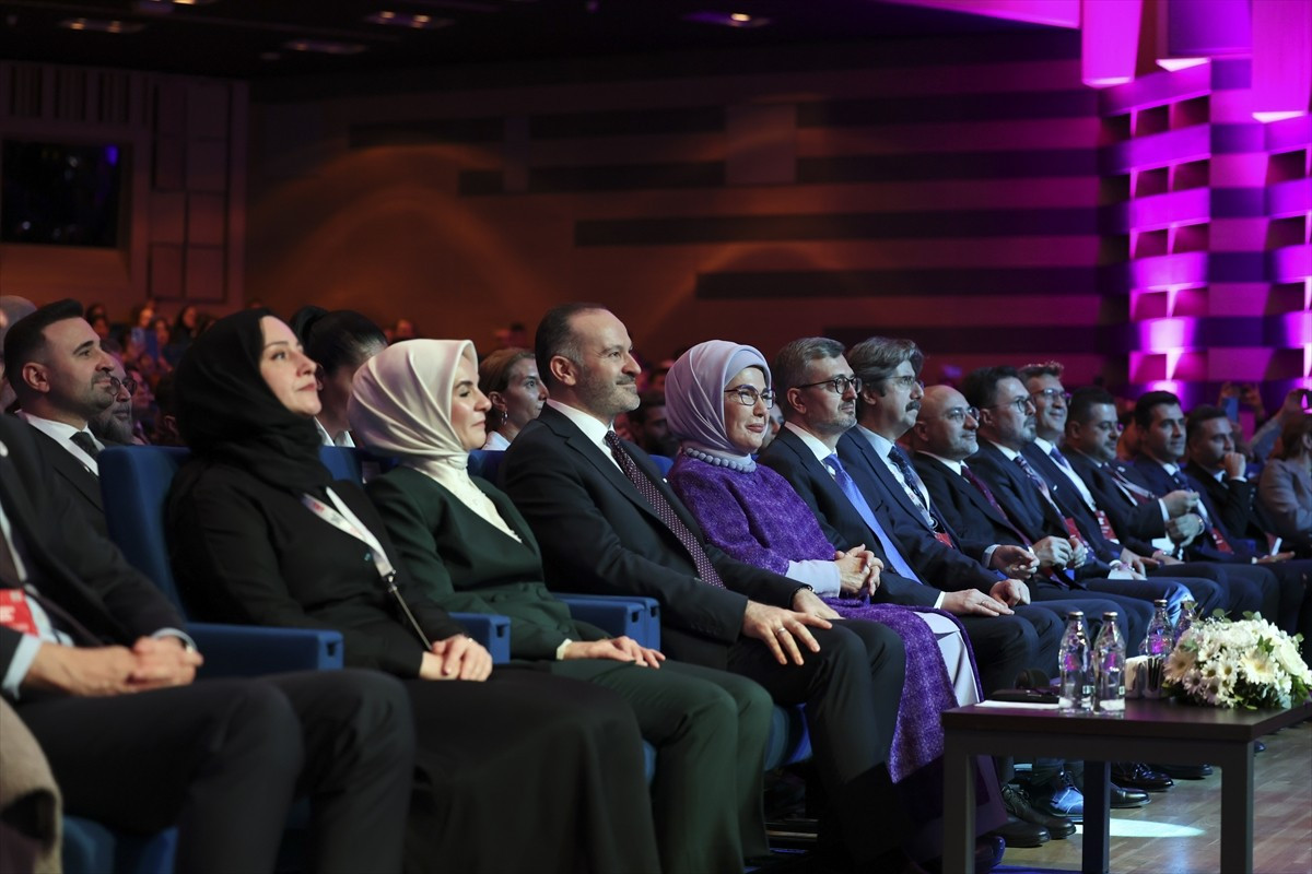 Cumhurbaşkanı Recep Tayyip Erdoğan'ın eşi Emine Erdoğan, Haliç Kongre Merkezi'nde "Dijital Çağda...