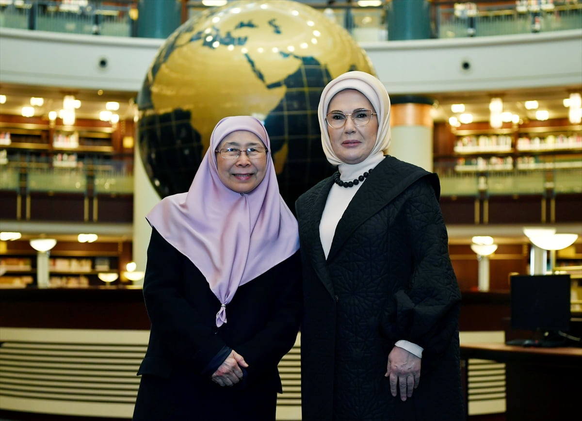 Cumhurbaşkanı Recep Tayyip Erdoğan'ın eşi Emine Erdoğan, Malezya Başbakanı Enver İbrahim'in eşi...