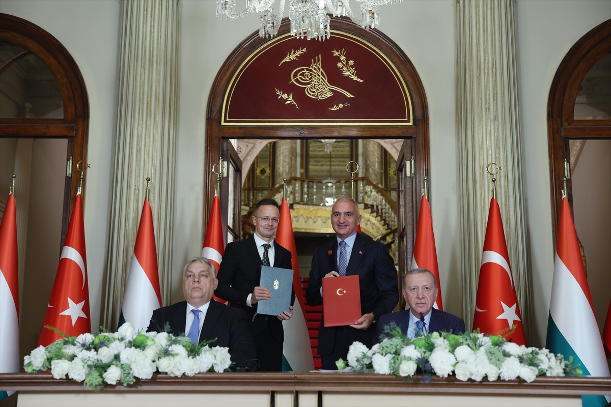 Cumhurbaşkanı Recep Tayyip Erdoğan'ın Macaristan Başbakanı Viktor Orban'ı kabulünün ardından iki...