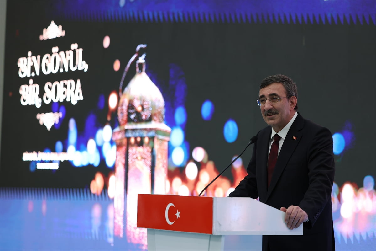 Cumhurbaşkanı Yardımcısı Cevdet Yılmaz, Bingöl'deki temasları kapsamında hayırsever Turhan ailesi...