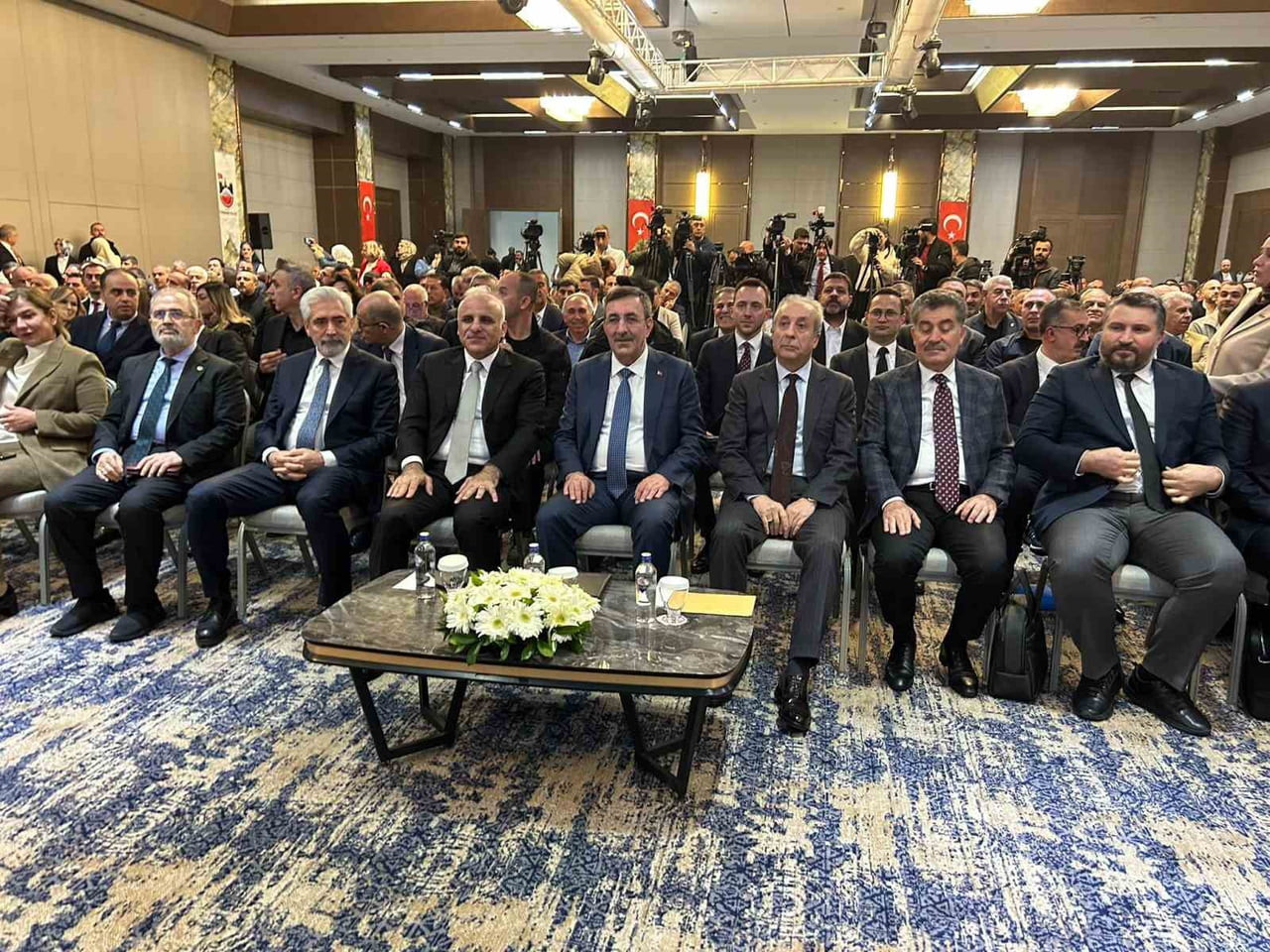 CUMHURBAŞKANI YARDIMCISI CEVDET YILMAZ, DİYARBAKIR’DA KATILDIĞI İŞ DÜNYASI TOPLANTISINDA YAPTIĞI...