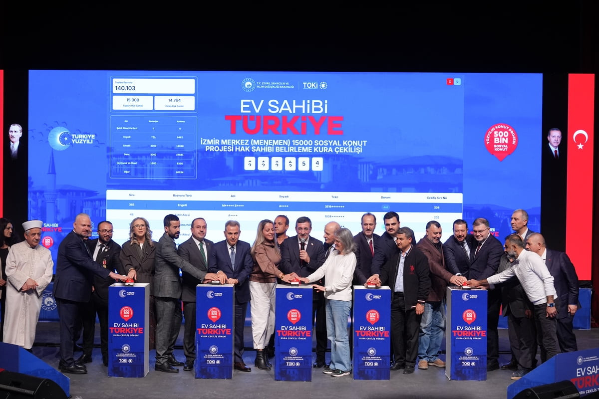 Cumhurbaşkanı Yardımcısı Cevdet Yılmaz, İzmir'de Bornova Kültür ve Sanat Merkezi'nde...