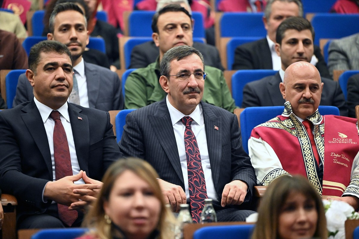 Cumhurbaşkanı Yardımcısı Cevdet Yılmaz, (ortada) Düzce Üniversitesi'nin 2025-26 Akademik Yılı...