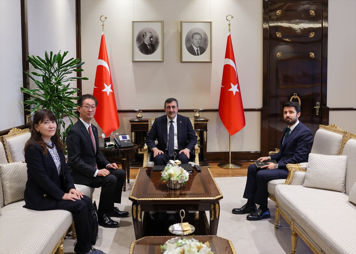 Cumhurbaşkanı Yardımcısı Cevdet Yılmaz (sağ 2), Japonya'nın Ankara Büyükelçisi Tamura Masami'yi...